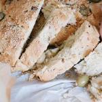 Hefefreies Brot „Eliopita“ mit Zwiebeln und Oliven