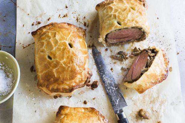 So kocht man Fleisch im Brottopf