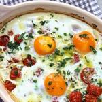 Rührei mit Würstchen und Tomaten
