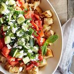 Griechischer gegrillter Panzanella-Salat