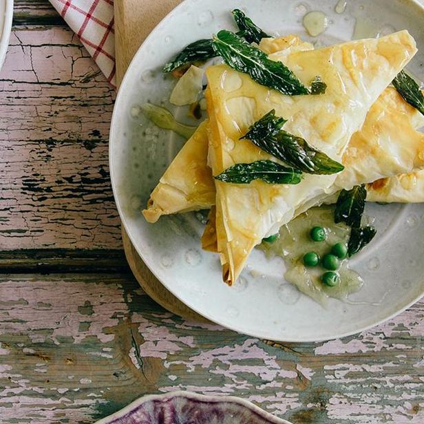 Rezept für Spanakopita-Käsepasteten aus Filoteig
