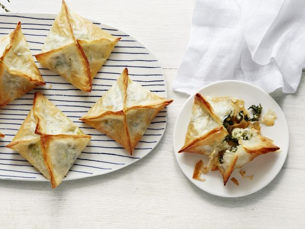 Wie man Spanakopita-Pasteten mit Spinat und Kartoffeln zubereitet