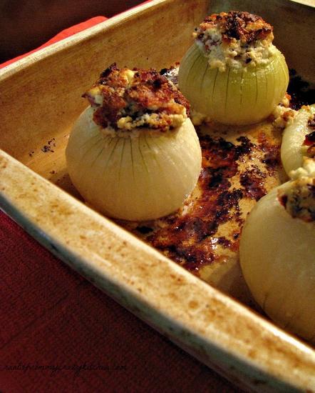 Wie man mit Käse gefüllte Zwiebeln zubereitet