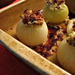 mit Käse gefüllte Zwiebeln