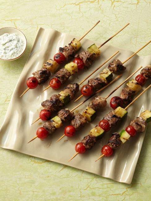 Wie man Lammkebab mit Gurken-Joghurt-Sauce zubereitet