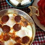 Rührei mit Würstchen, Paprika und Tomaten