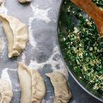 Teigtaschen gefüllt mit Saubohnen, Pinienkernen und Minze