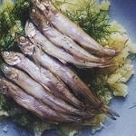 Griechischer Skordalia-Dip mit Ofenkartoffeln und gebratenem Fisch