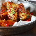 Gegrillte Hähnchenflügel mit vietnamesischem Walnuss-Zwiebel-Aufstrich