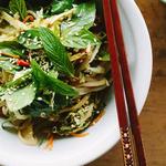 Vietnamesischer Gemüsesalat mit Reisnudeln