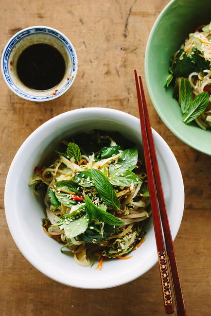 Come preparare un'insalata di verdure vietnamita con spaghetti di riso