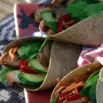 Banh Mi Wraps: Vietnamesische Wraps mit gegrilltem Schweinefleisch, eingelegten Karotten und Minze