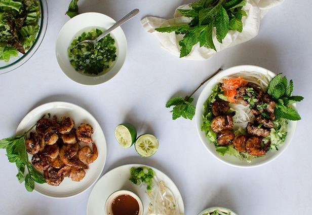 Как се приготвя - Салата с оризови нудли Banh Sitt с дресинг Nuoc Cham