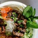 سلطة نودلز الأرز بان سيت مع صلصة نيوك تشام