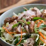 Vietnamesischer Salat mit Hähnchen, Kohl und Minze