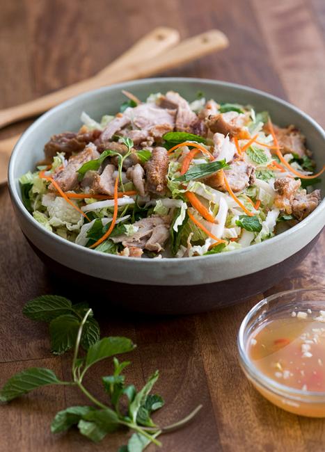 Come preparare l'insalata vietnamita di pollo, cavolo e menta