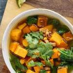 Vietnamesische Hühnchen-Tinola- und Papaya-Suppe