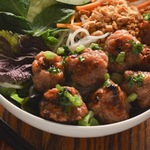 Vietnamesische BBQ-Schweinefleischbällchen (Nem Nuong) mit Fischsauce