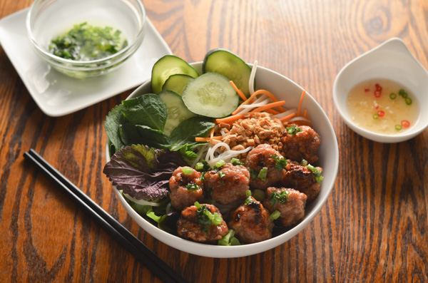 Wie man vietnamesische BBQ-Schweinefleischbällchen (Nem Nuong) mit Fischsauce zubereitet