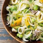 سلطة فيتنامية مع كاليماري مشوي