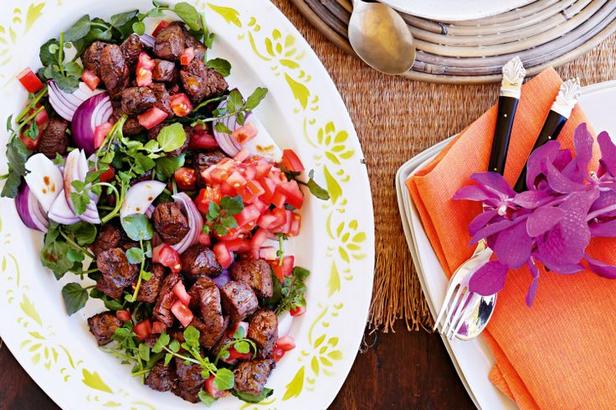 So bereiten Sie fantastisches Rindfleisch „Bo Luk Lak“ zu
