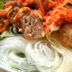 Reisnudel- und Fleischbällchensalatschüssel