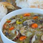Pho-Nudelsuppe mit Pilzen