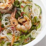 Salat mit Reisnudeln und Garnelen