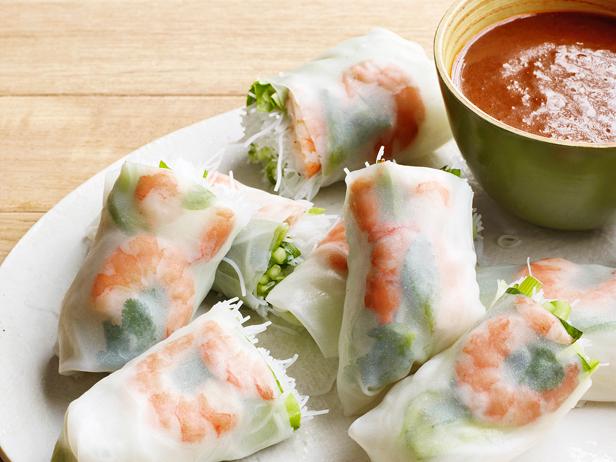 Rezept für sommerliche Garnelenröllchen mit Erdnussdip