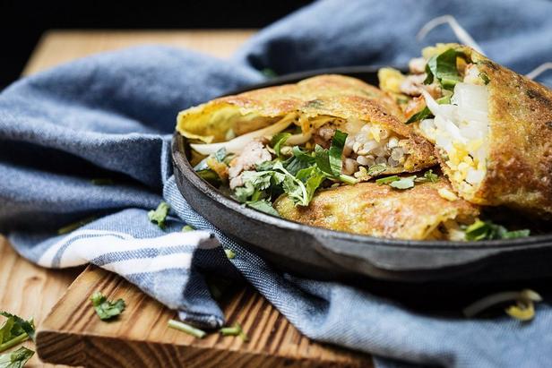 Wie man Saigon-Pfannkuchen mit Toppings zubereitet