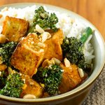 Gebratener Tofu, mariniert mit Chili und Zitronengras