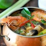 Scharf-saure thailändische Suppe mit Garnelen "Tom Yum Goong"