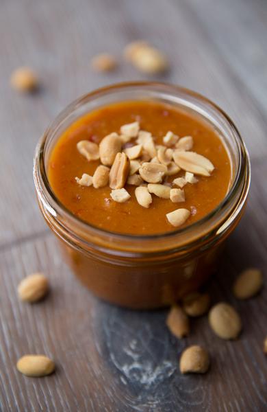 Wie man thailändische Erdnuss-Satay-Sauce zubereitet