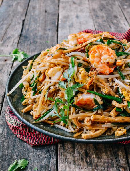 Wie man Pad Thai mit Garnelen und Tofu zubereitet