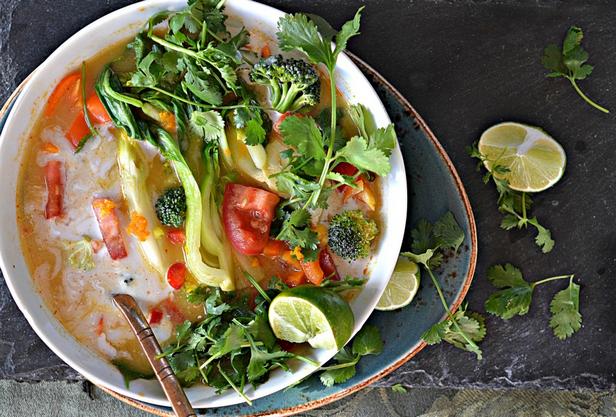 Wie man thailändische Tom-Yum-Suppe zubereitet