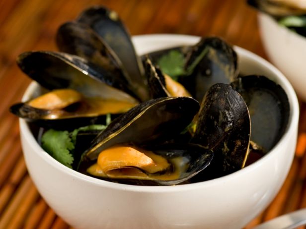 Wie man Muscheln in rotem Thai-Curry zubereitet