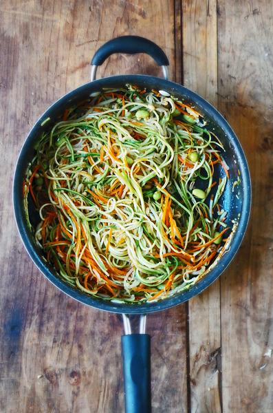 Wie man Pad Thai zubereitet (gebratene Reisnudeln mit Gemüse)