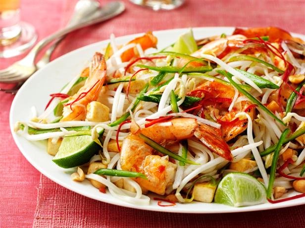 Wie man Pad Thai mit Garnelen zubereitet