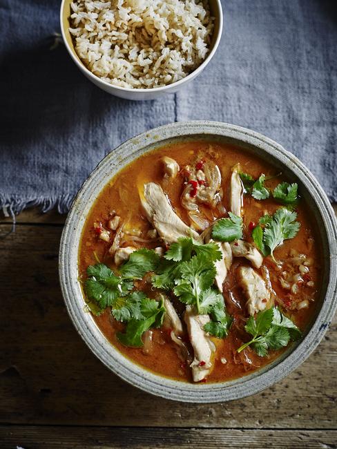 Come preparare - Pollo in umido con salsa al curry e arachidi