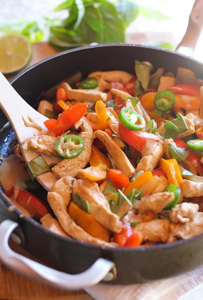 Wie man Hähnchen in Thai-Basilikum-Sauce zubereitet