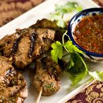 Schweinefleischspieße mit Chilisauce