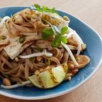 Pad Thai mit gegrilltem Hähnchen und Tofu