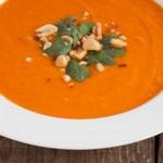 Kalte, cremige Suppe mit Karotten und Currygewürz