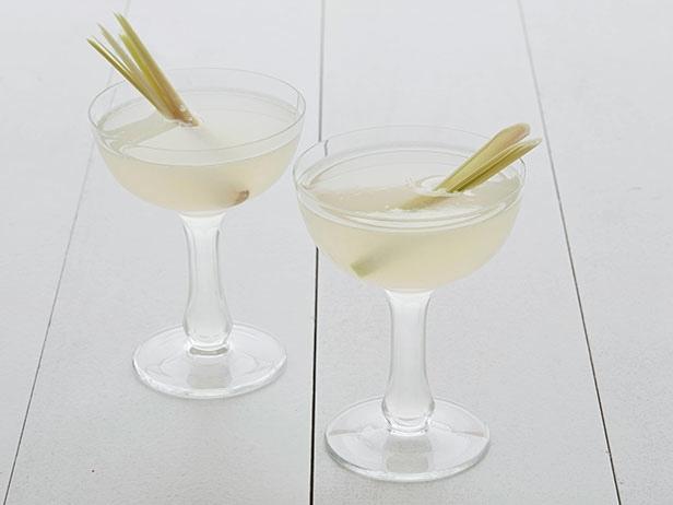 Wie man einen thailändischen Kokosnusscocktail zubereitet