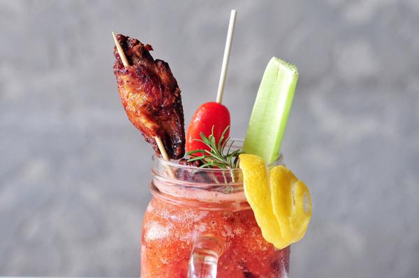 Kuidas teha - praetud kanatiivad Bloody Mary kastmega