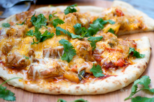 Wie man thailändische Grillhähnchenpizza zubereitet