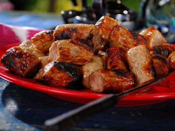 Wie man Bratwurst in Bier zubereitet