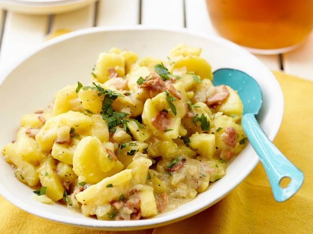 So wird klassischer deutscher Kartoffelsalat zubereitet