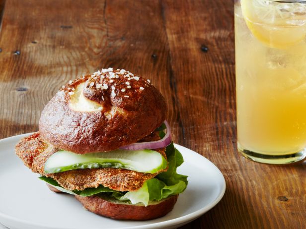 Wie man ein Schnitzel-Sandwich zubereitet