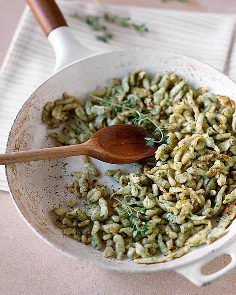 Wie man deutsche Kräuter-Eierspätzle zubereitet